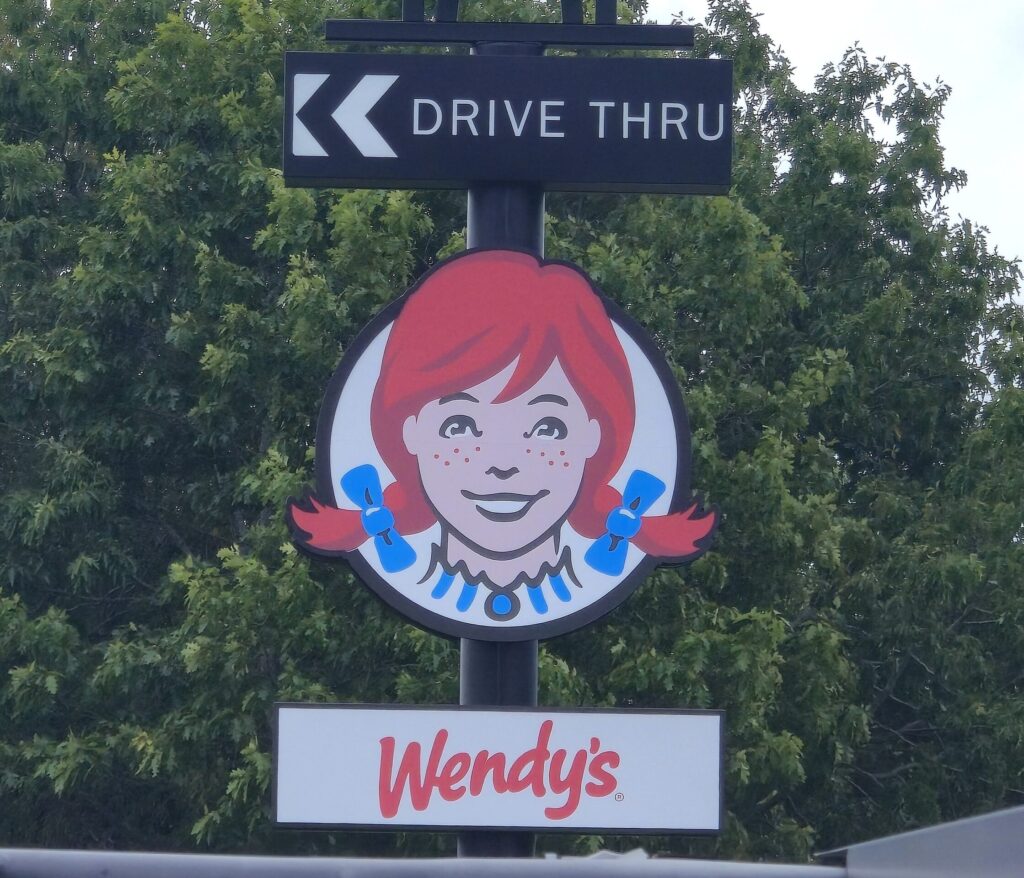 Na znaku je prepoznaven logotip Wendy's; rdečelasko dekle s kitkami – veriga je najnovejša, ki sodeluje z Dext Heat Recovery.